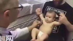 宝宝打屁股针搞笑,萌娃版“疼痛大作战”